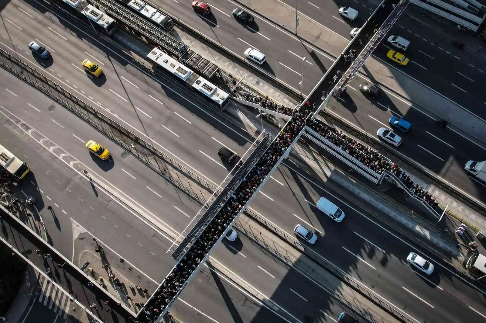 Metrobüse ulaşım kuyruğu üst geçidi kilitledi
