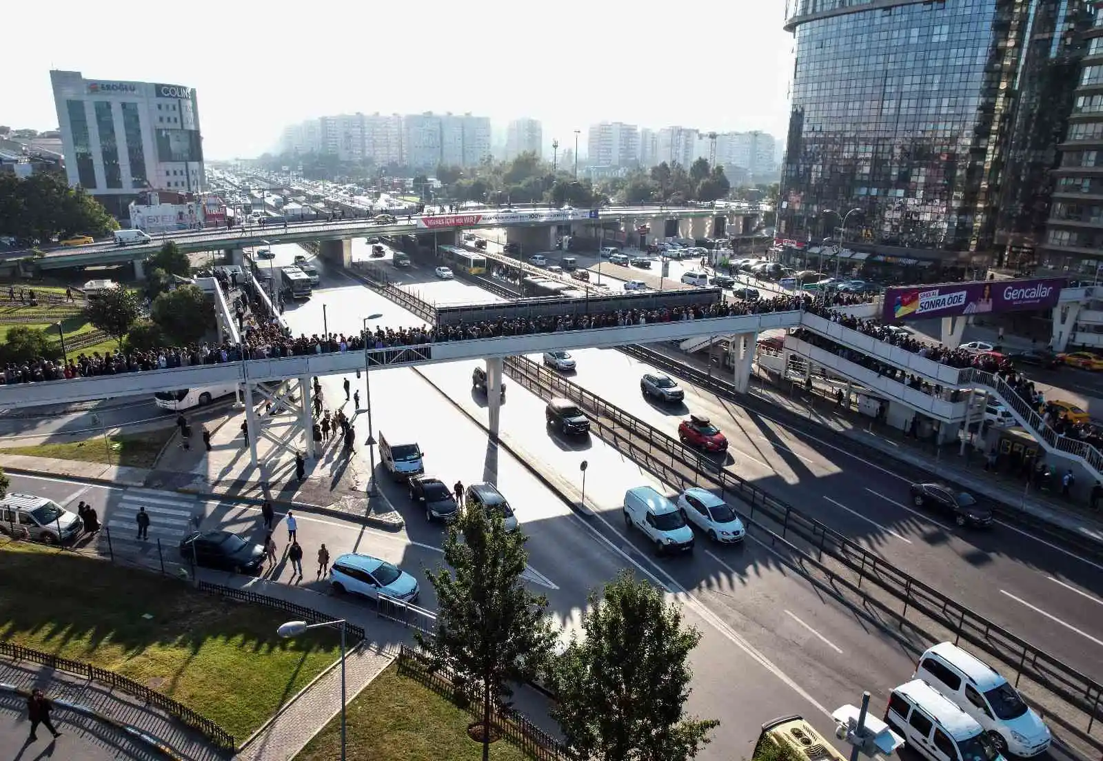 Metrobüse ulaşım kuyruğu üst geçidi kilitledi
