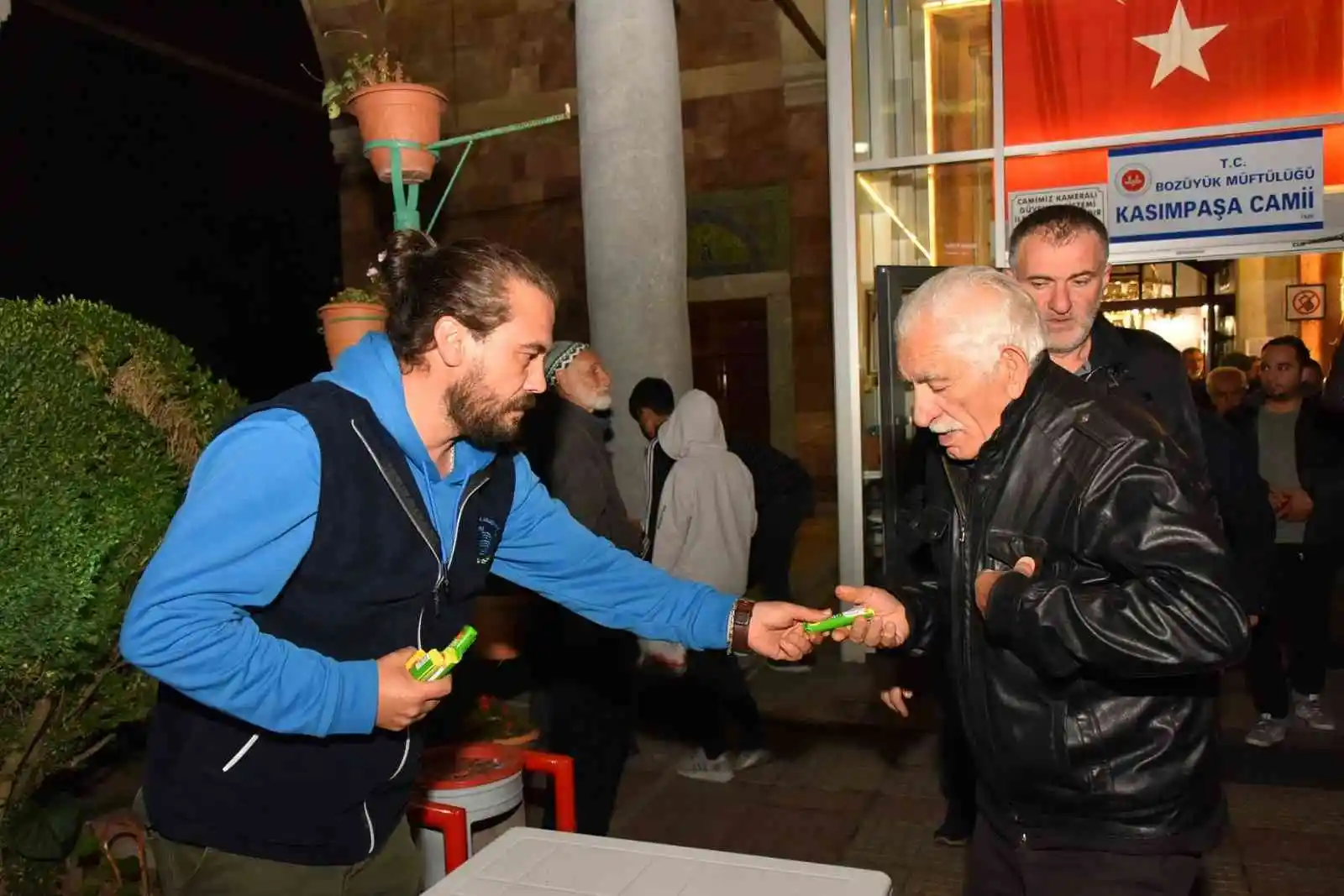 Mevlid Kandili'nde şekerler Bozüyük Belediyesi'nden
