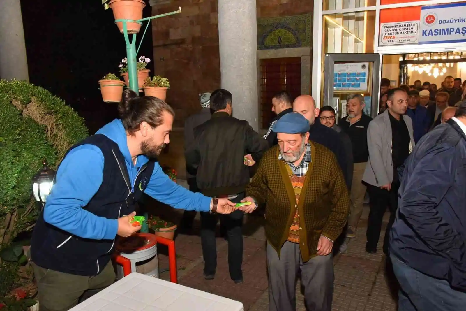 Mevlid Kandili’nde şekerler Bozüyük Belediyesi’nden
