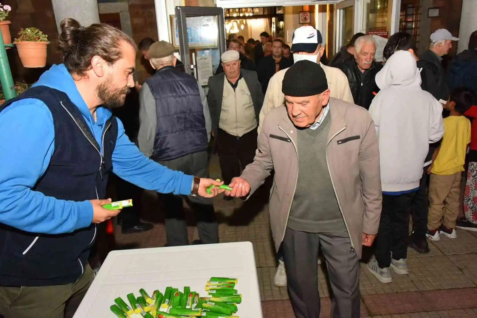 Mevlid Kandili’nde şekerler Bozüyük Belediyesi’nden
