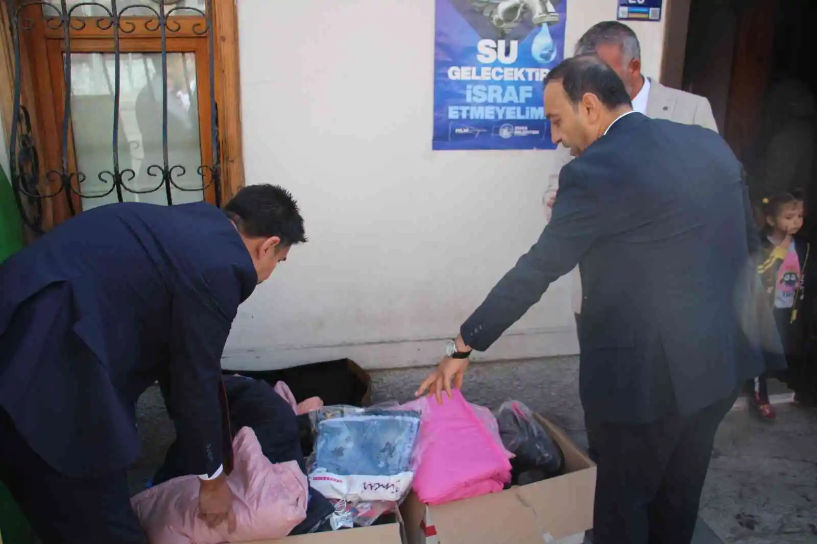 Milletvekilinden ihtiyaç sahibi bin aileye kışlık ve nakdi yardım