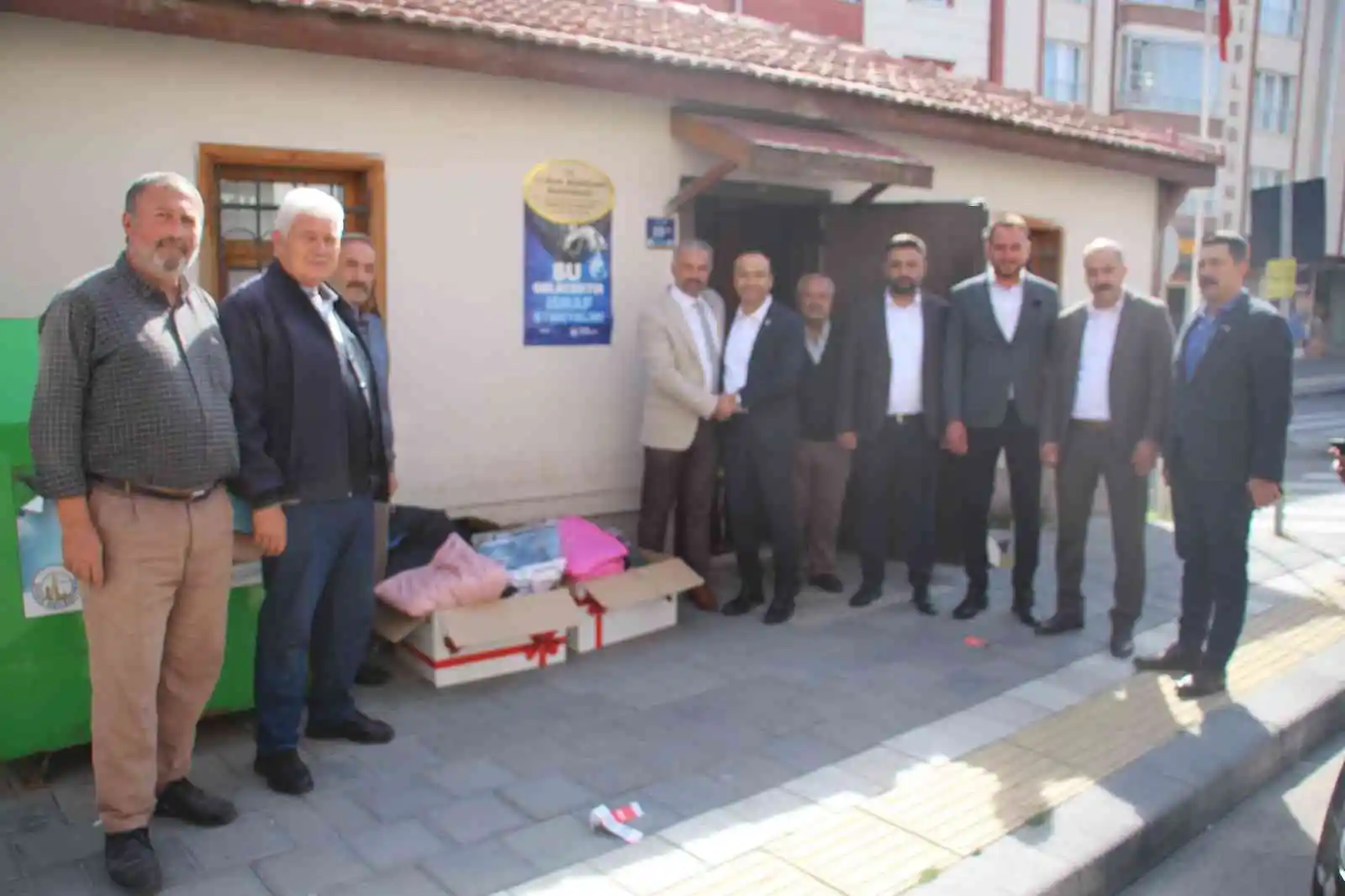 Milletvekilinden ihtiyaç sahibi bin aileye kışlık ve nakdi yardım