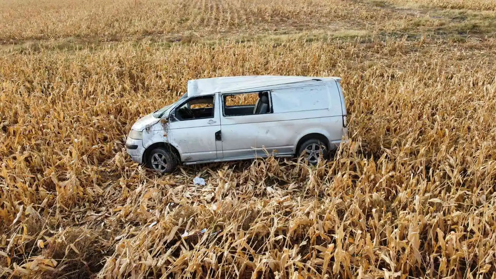 Minibüs kontrolden çıkıp, takla atıp tarım arazisine girdi
