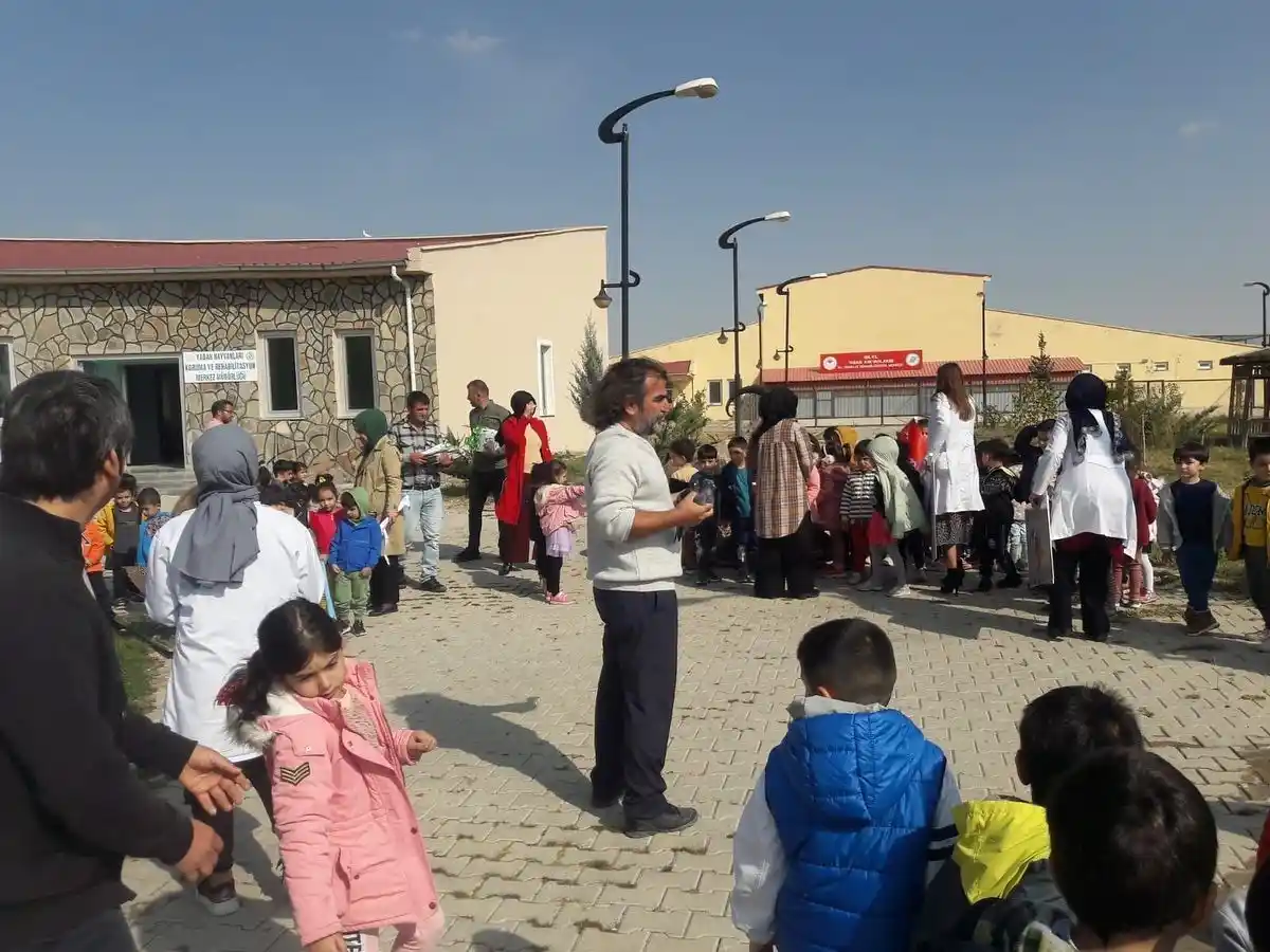 Minik öğrenciler yaban hayvanları rehabilitasyon merkezini ziyaret etti