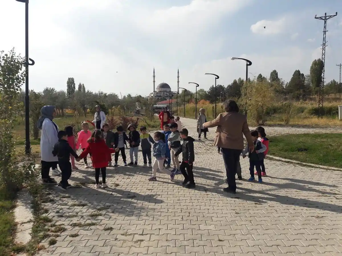 Minik öğrenciler yaban hayvanları rehabilitasyon merkezini ziyaret etti