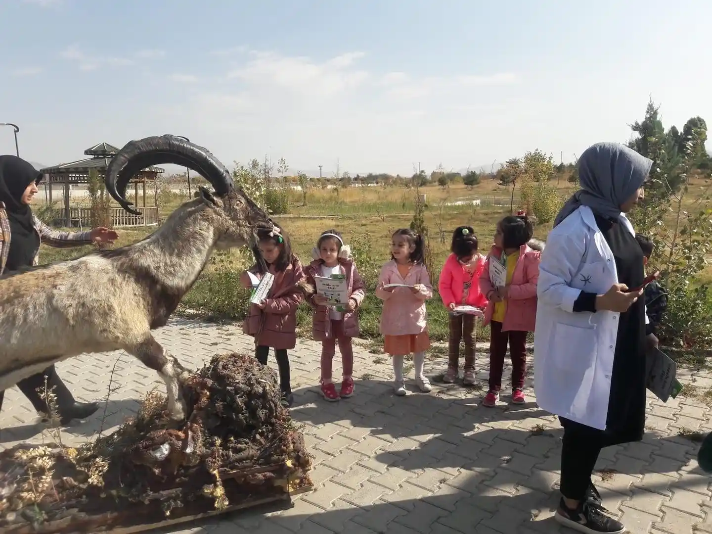 Minik öğrenciler yaban hayvanları rehabilitasyon merkezini ziyaret etti