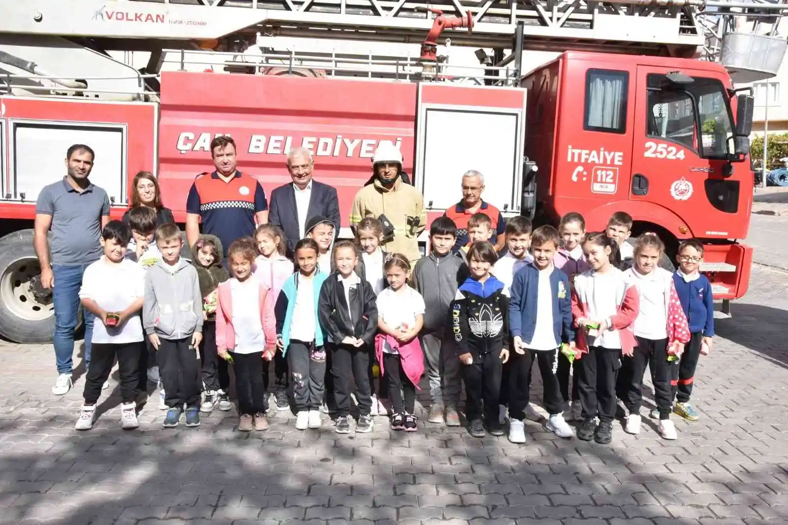 Minik öğrencilerin itfaiye ilgisi

