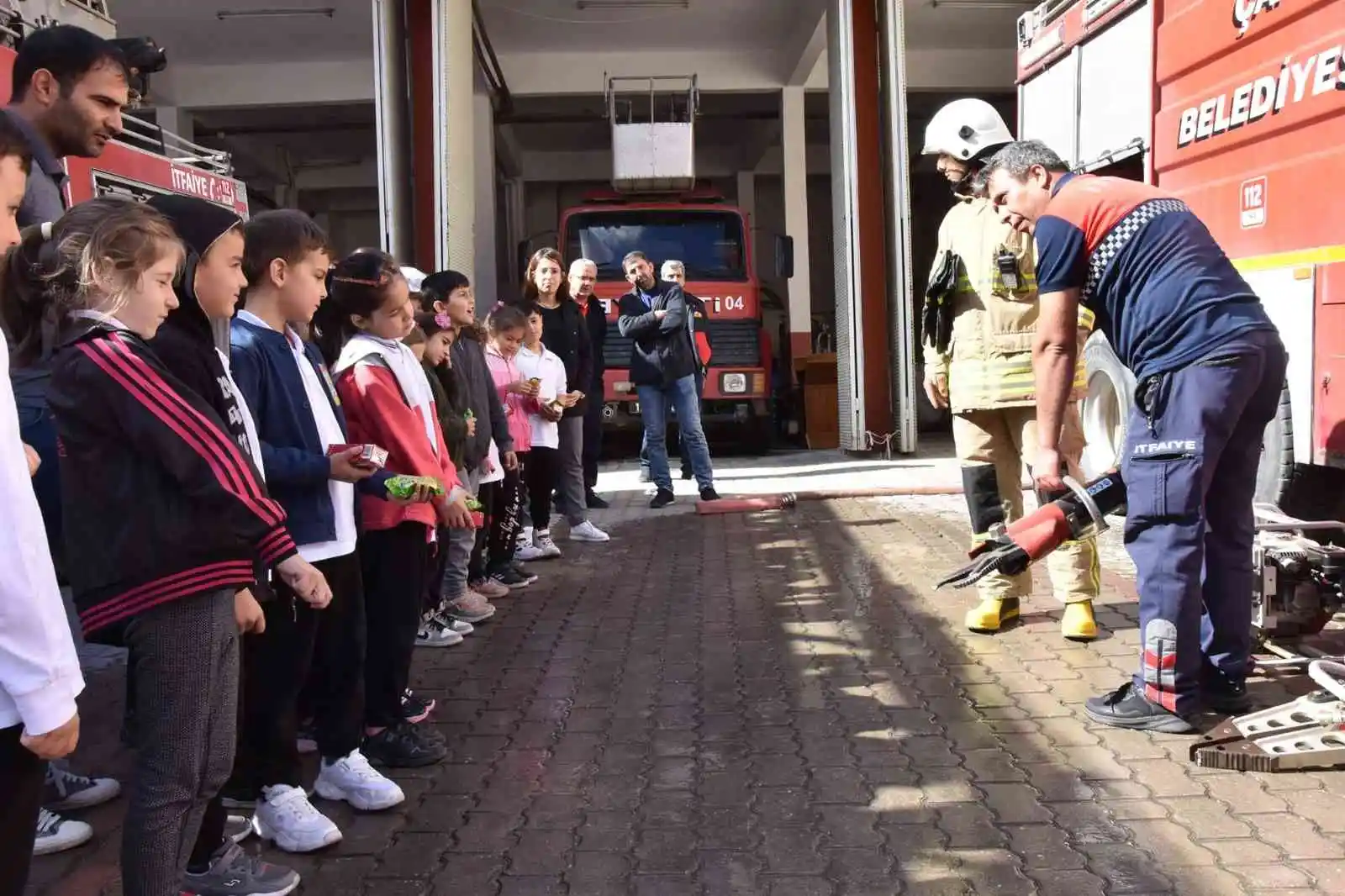 Minik öğrencilerin itfaiye ilgisi
