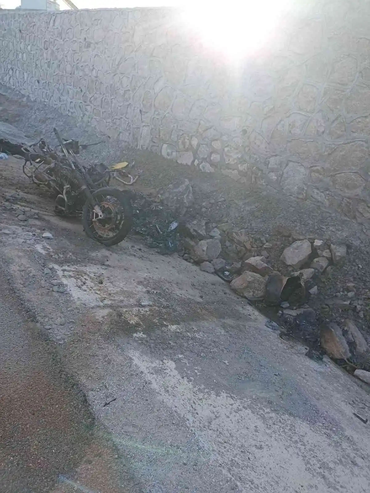 Motosiklet duvara çarparak alev aldı : 1 ölü
