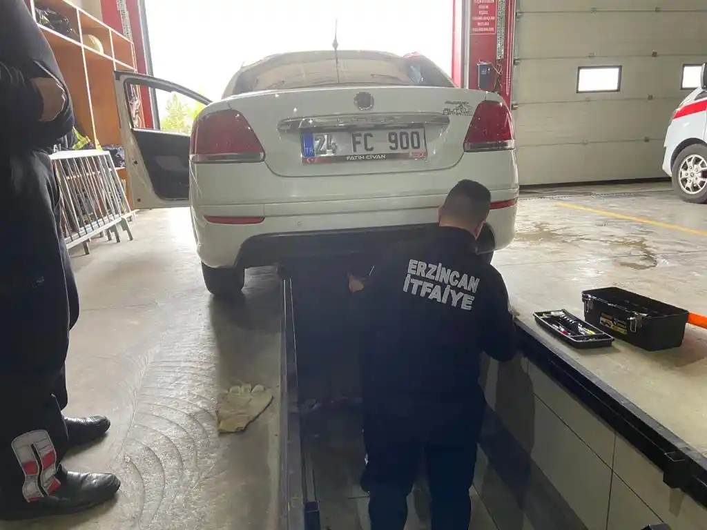 Muayeneye götürdüğü otomobilin tamponundan çıkan kediyi itfaiye kurtardı