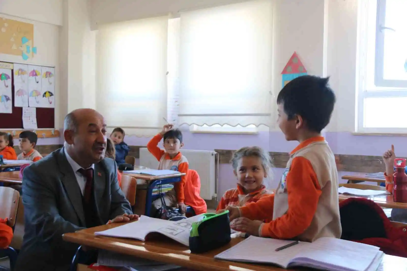 Müdür Başyiğit, ilkokul öğrencilerine kitap hediye etti