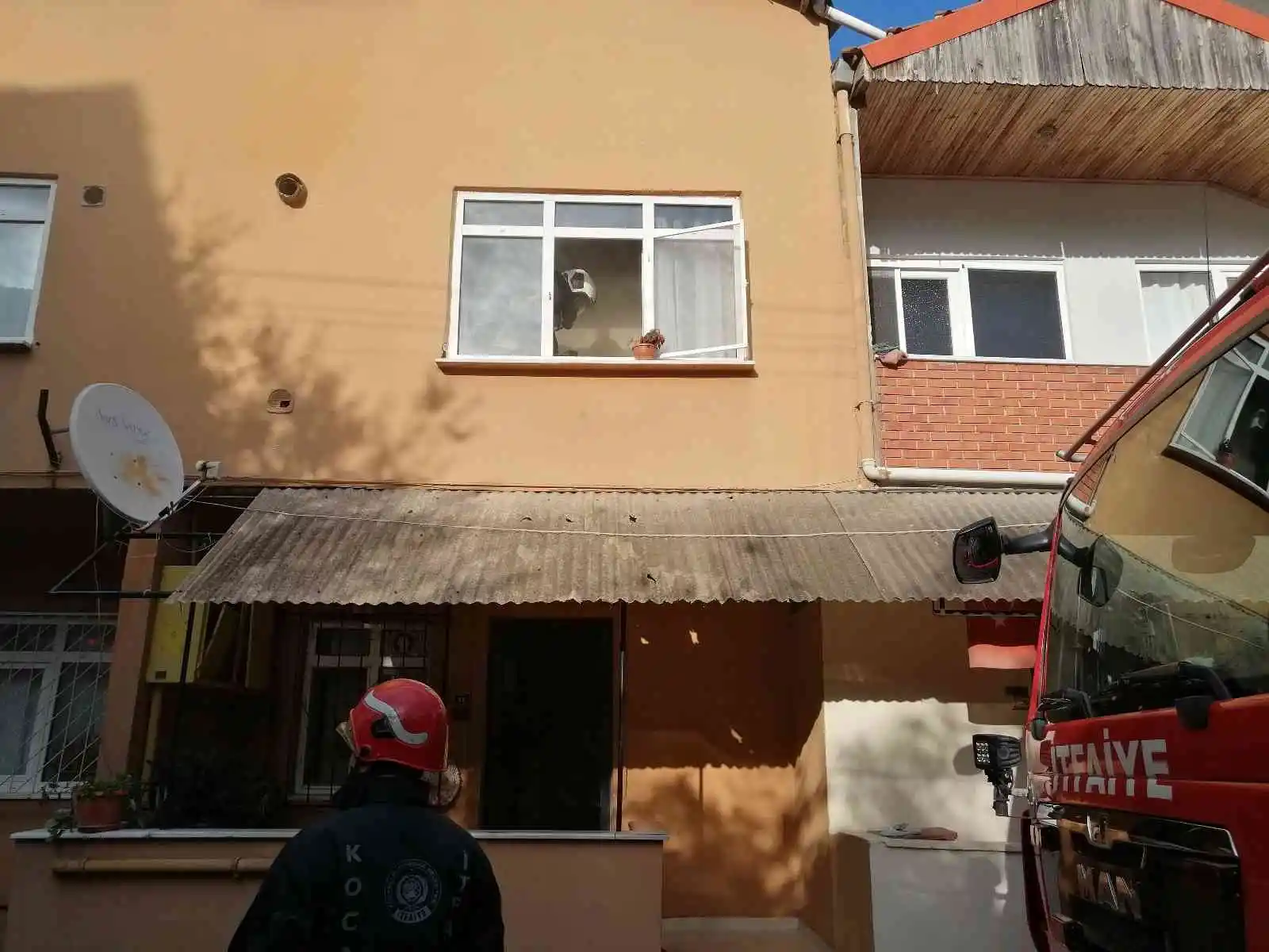 Muhabbet kuşunu yangından itfaiye ekipleri kurtardı