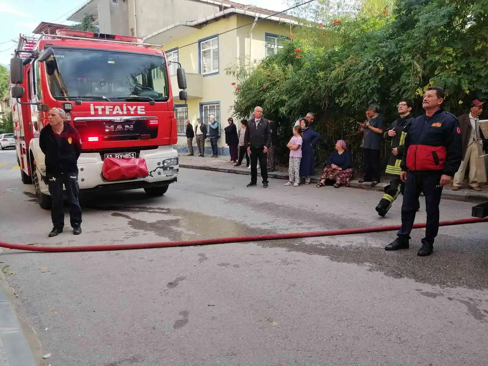 Muhabbet kuşunu yangından itfaiye ekipleri kurtardı