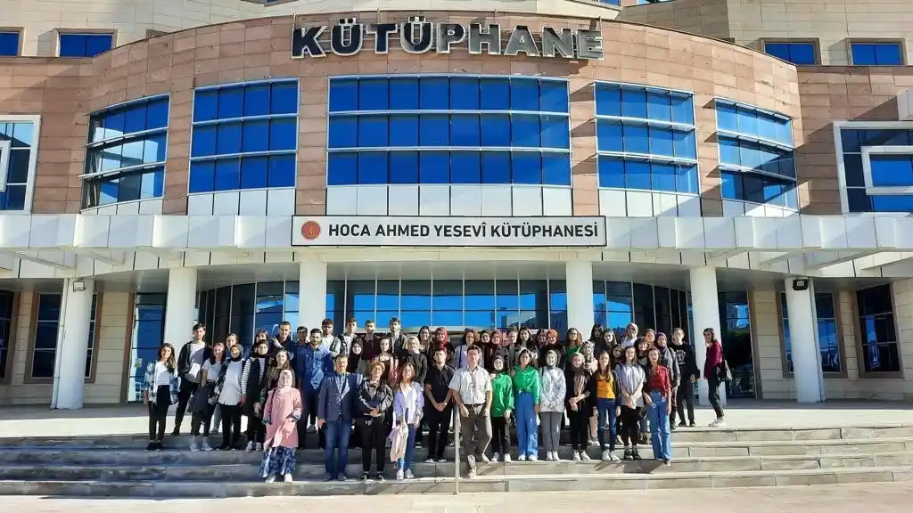 NEVÜ'de Hemşire adaylarına kütüphane hizmetleri tanıtıldı
