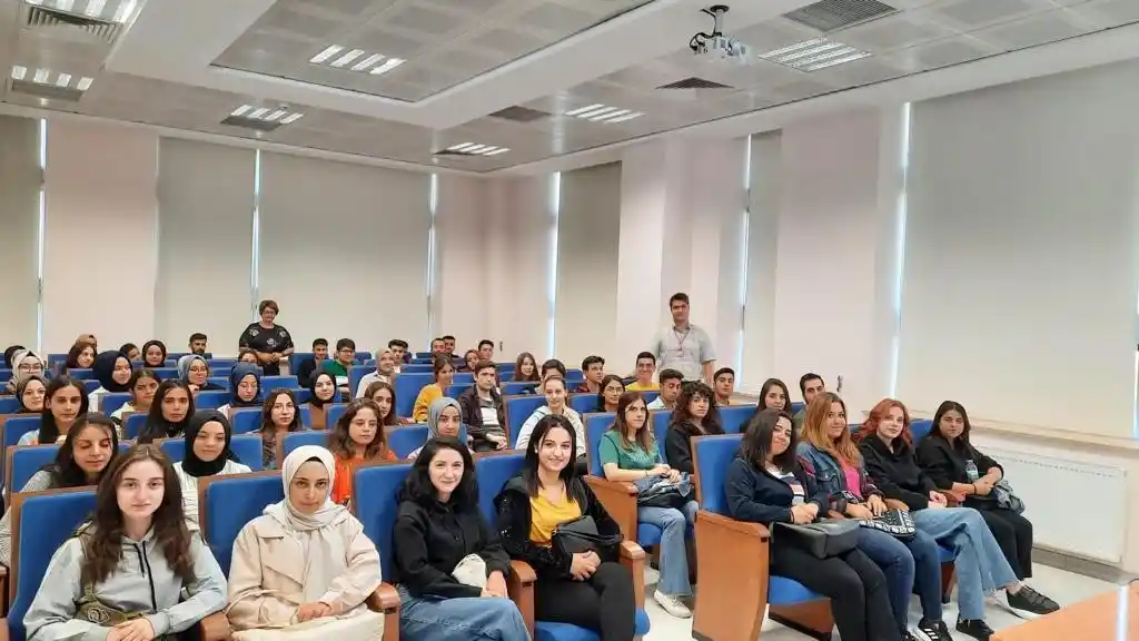 NEVÜ’de Hemşire adaylarına kütüphane hizmetleri tanıtıldı
