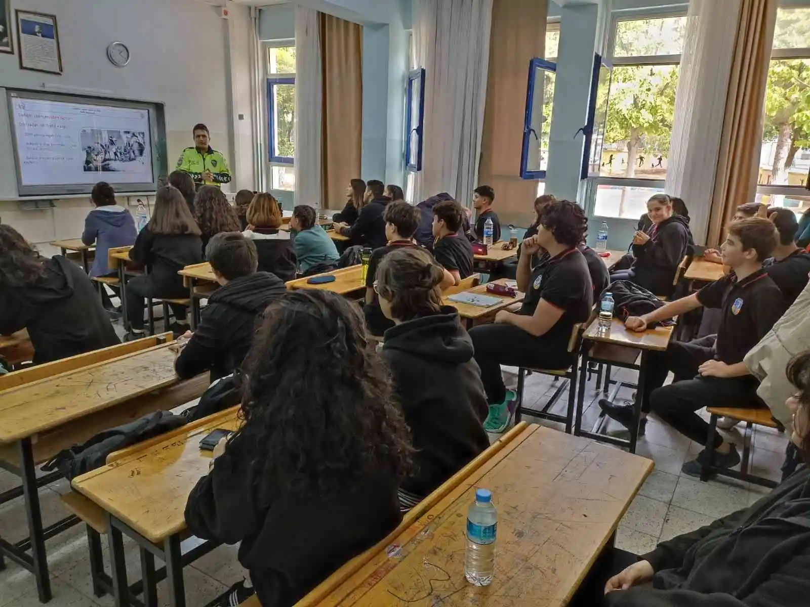 Öğrencilere sınıf içi trafik kural ihlalleri eğitimi
