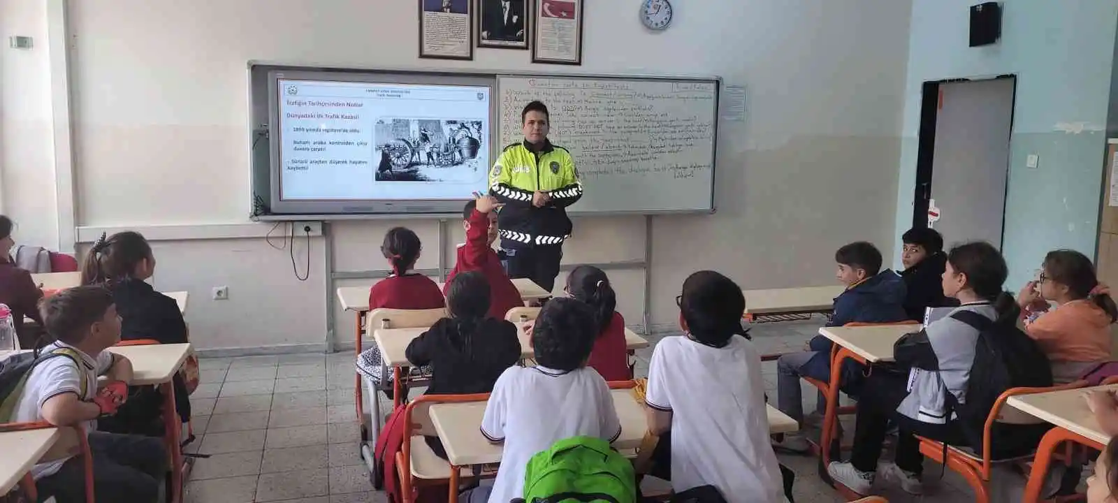 Öğrencilere sınıf içi trafik kural ihlalleri eğitimi
