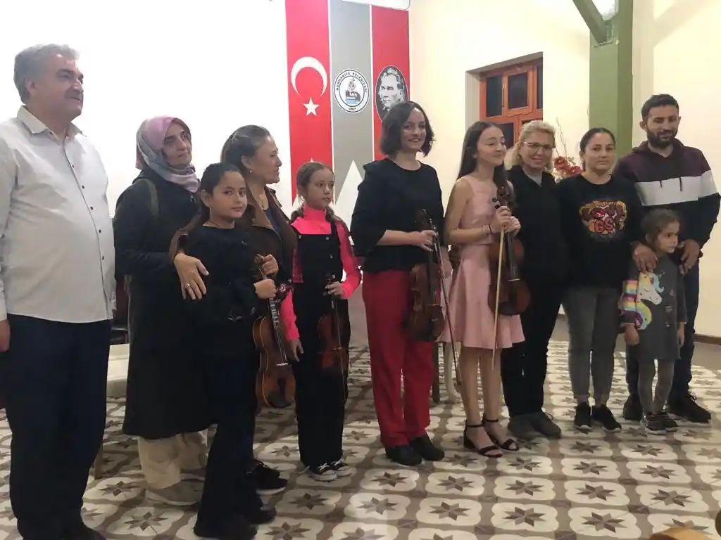 Öğrencileri ile birlikte konser verdi
