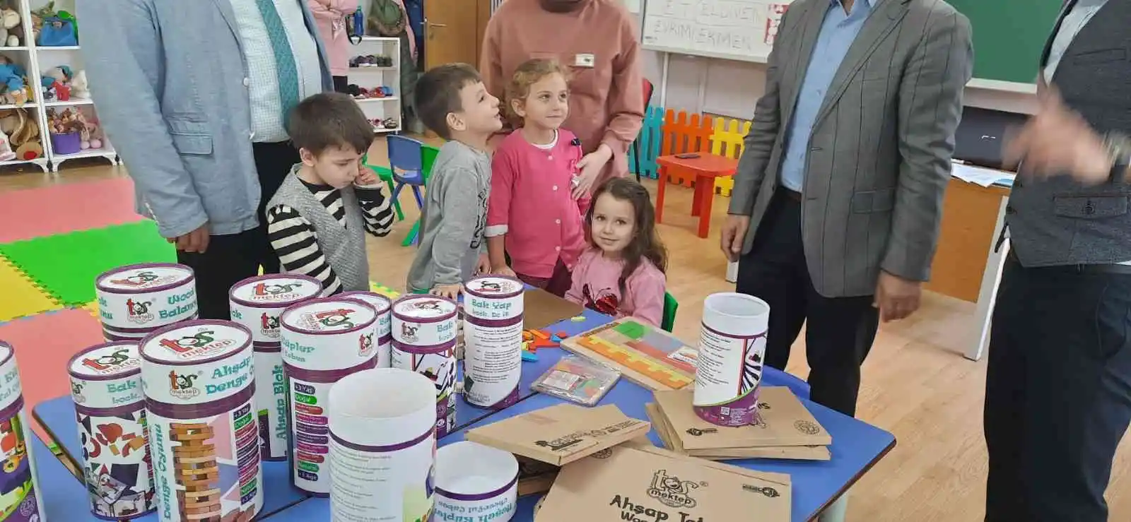 Öğrencilerin yaptığı oyuncaklar, selden etkilenen okullara teslim edildi
