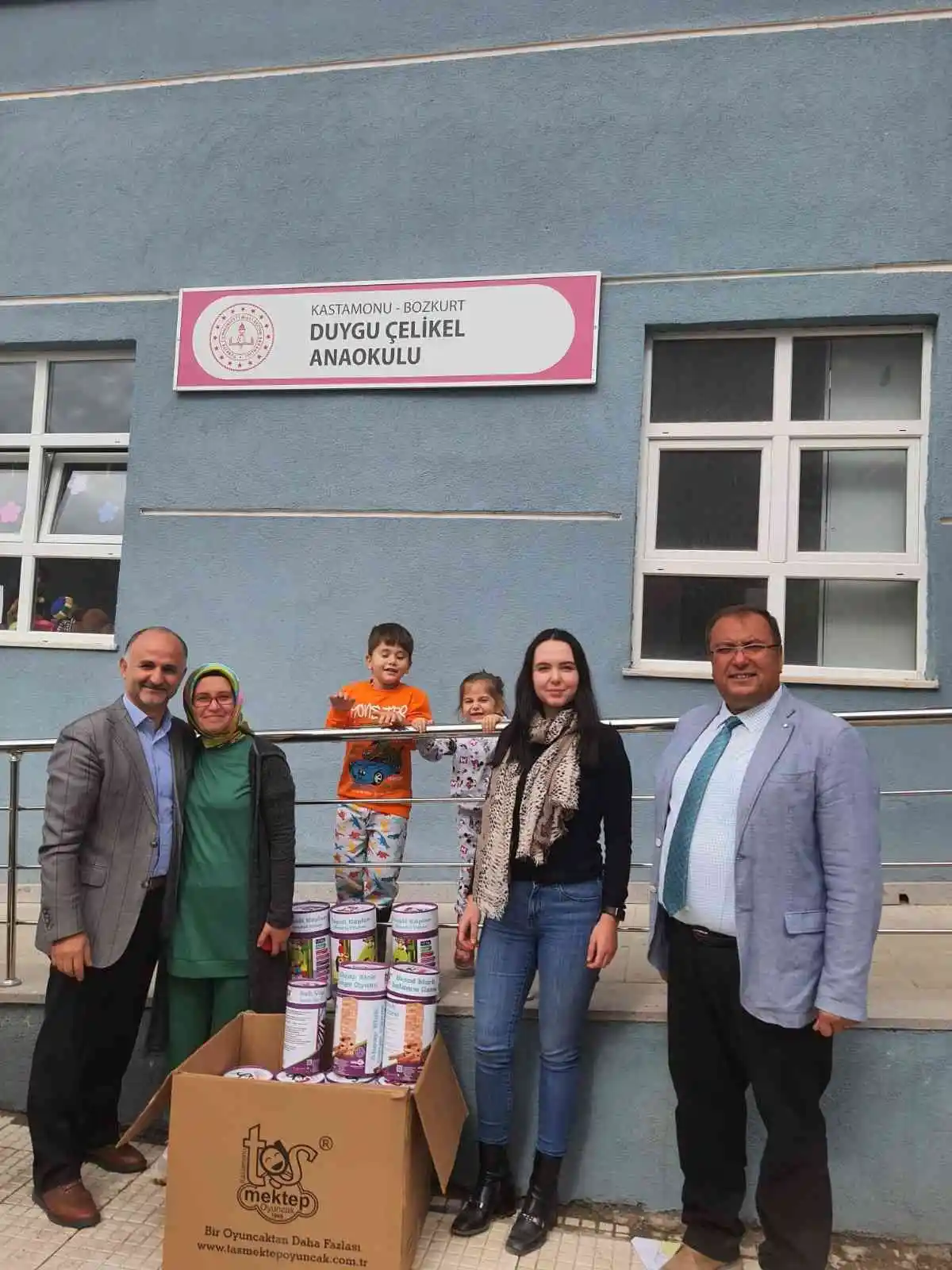 Öğrencilerin yaptığı oyuncaklar, selden etkilenen okullara teslim edildi
