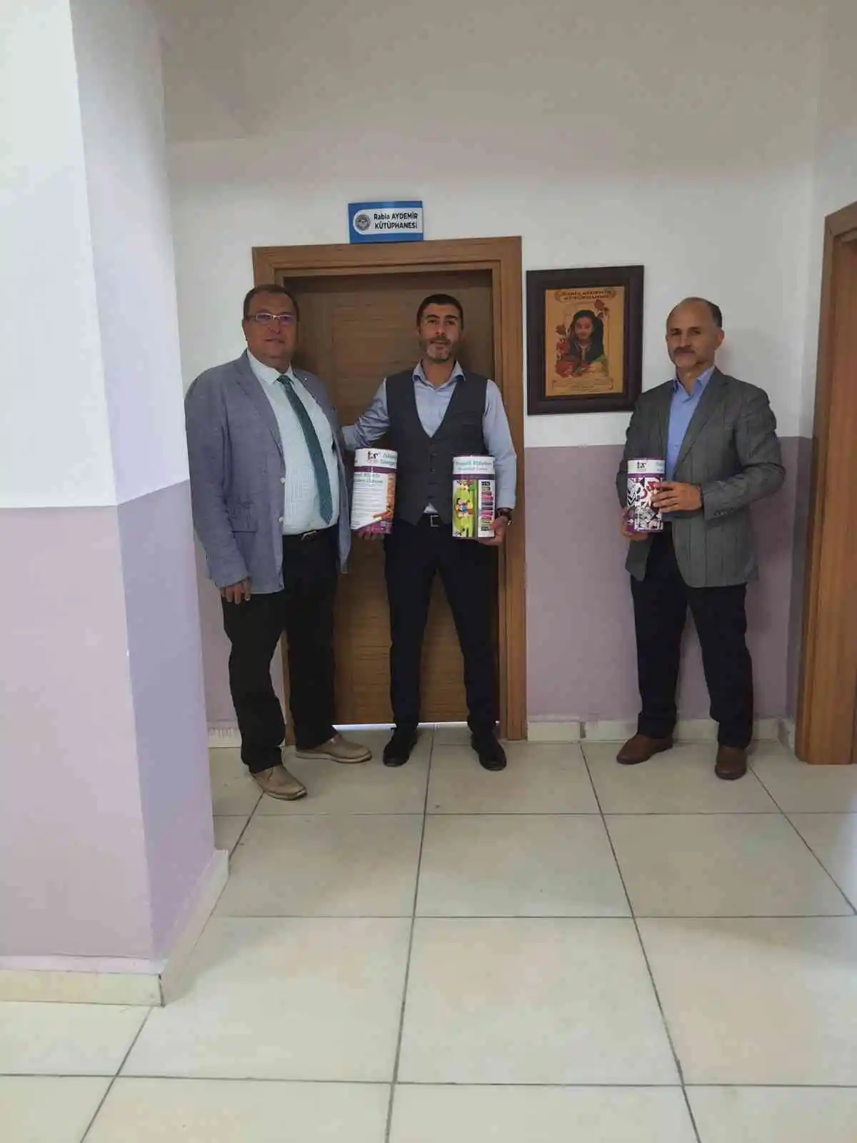 Öğrencilerin yaptığı oyuncaklar, selden etkilenen okullara teslim edildi

