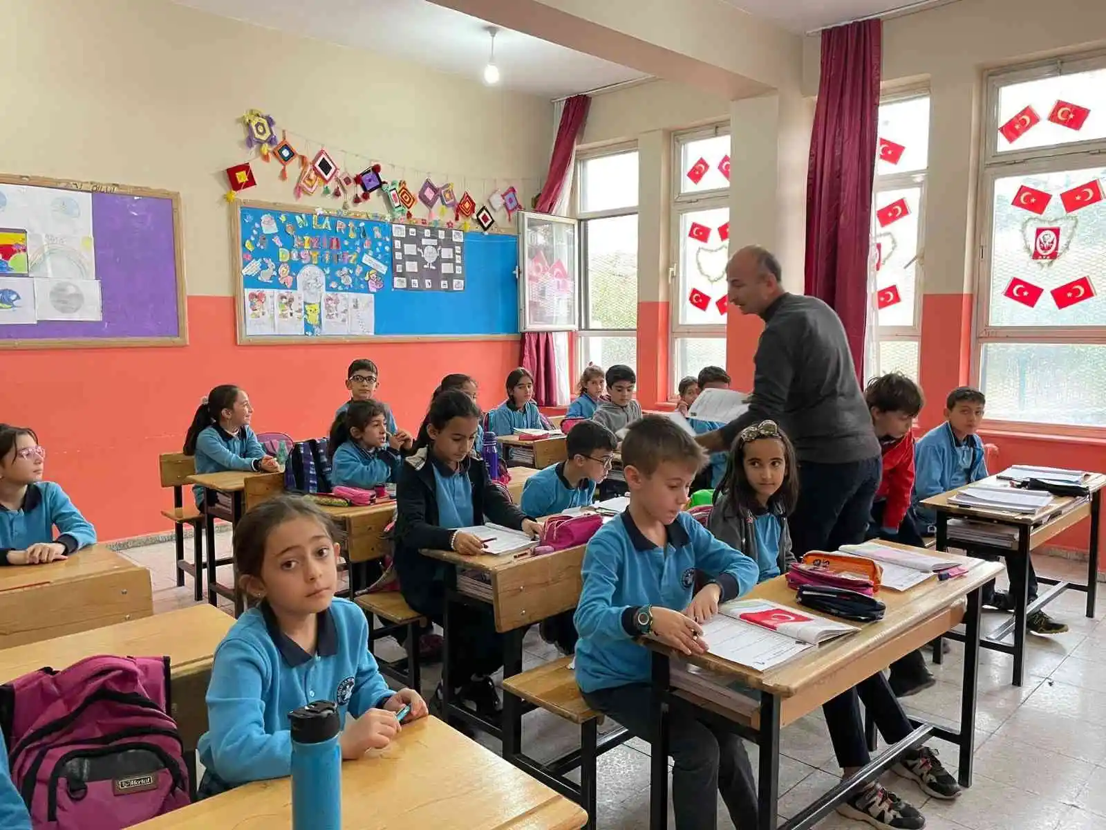 Öğretmen baba, müdür yardımcısı kızı ile aynı okulda görev yapıyor