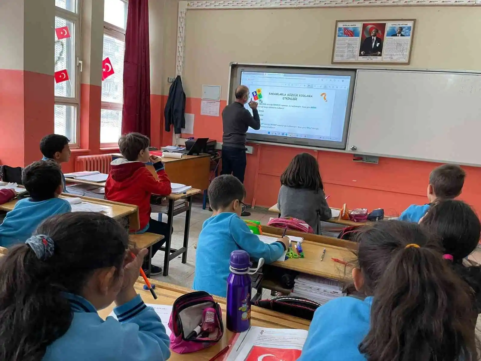 Öğretmen baba, müdür yardımcısı kızı ile aynı okulda görev yapıyor