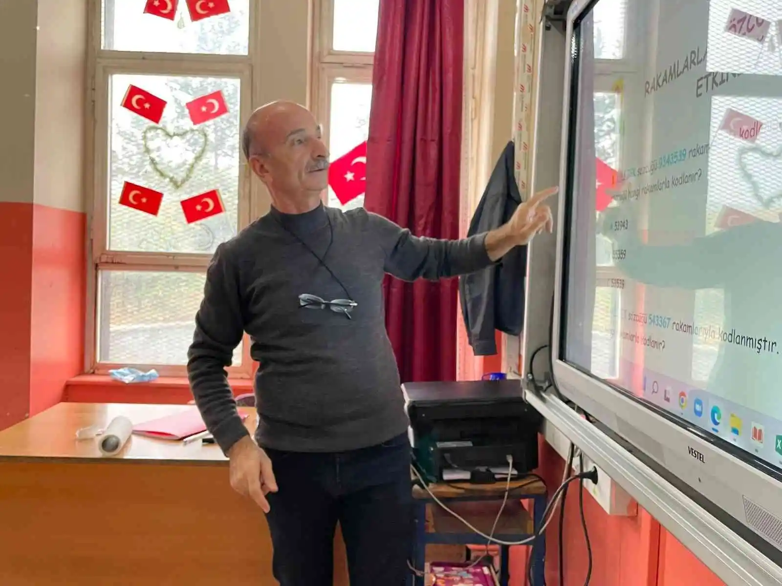 Öğretmen baba, müdür yardımcısı kızı ile aynı okulda görev yapıyor