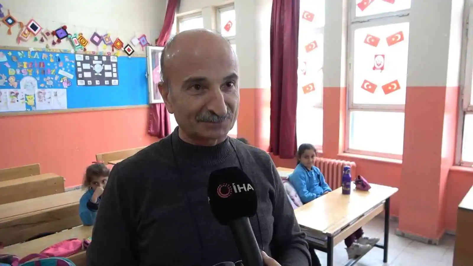 Öğretmen baba, müdür yardımcısı kızı ile aynı okulda görev yapıyor