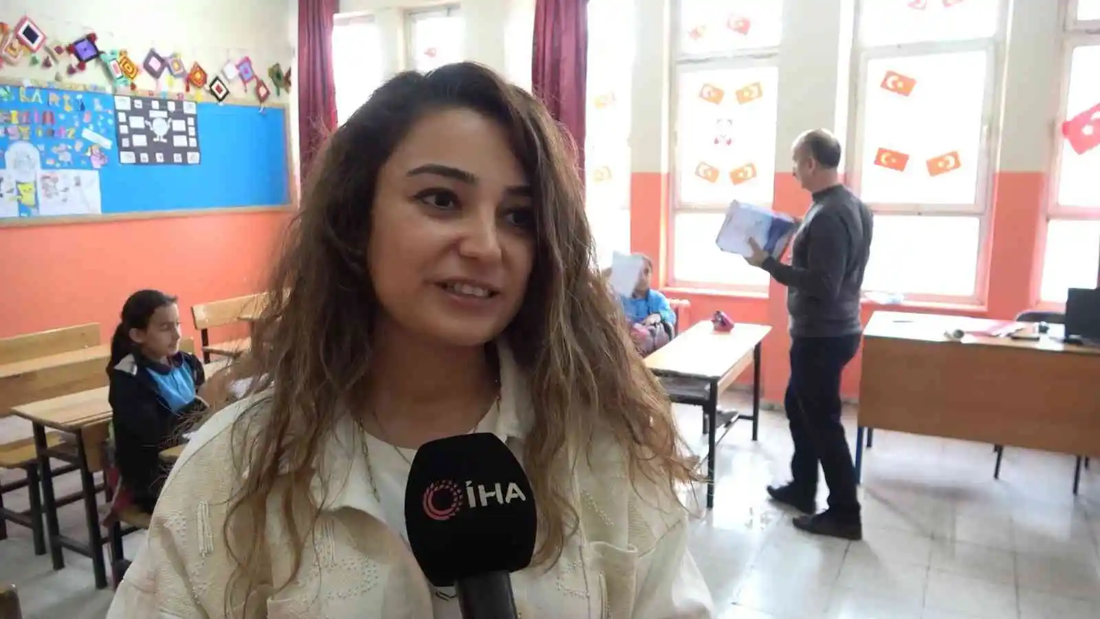 Öğretmen baba, müdür yardımcısı kızı ile aynı okulda görev yapıyor