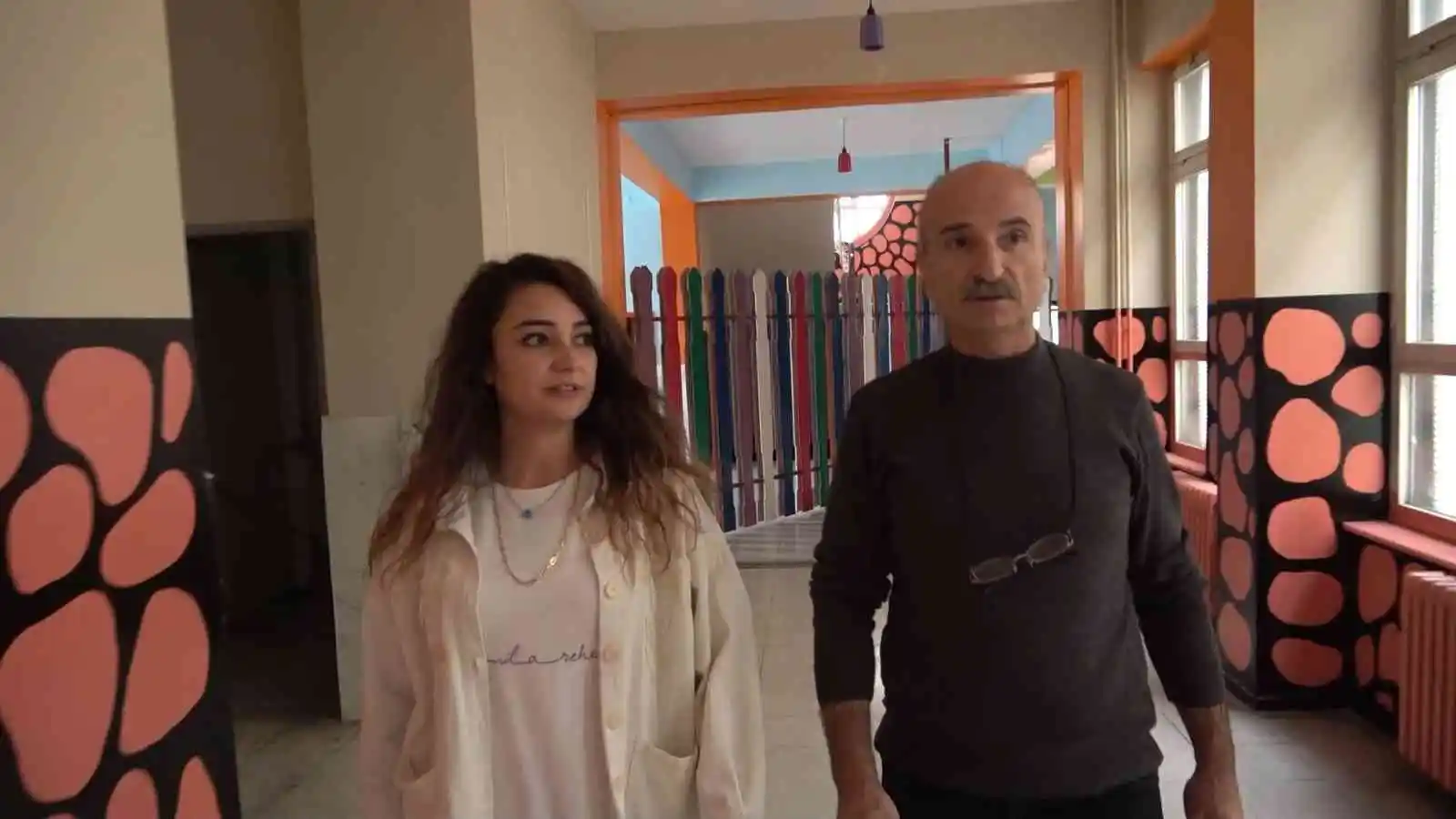 Öğretmen baba, müdür yardımcısı kızı ile aynı okulda görev yapıyor