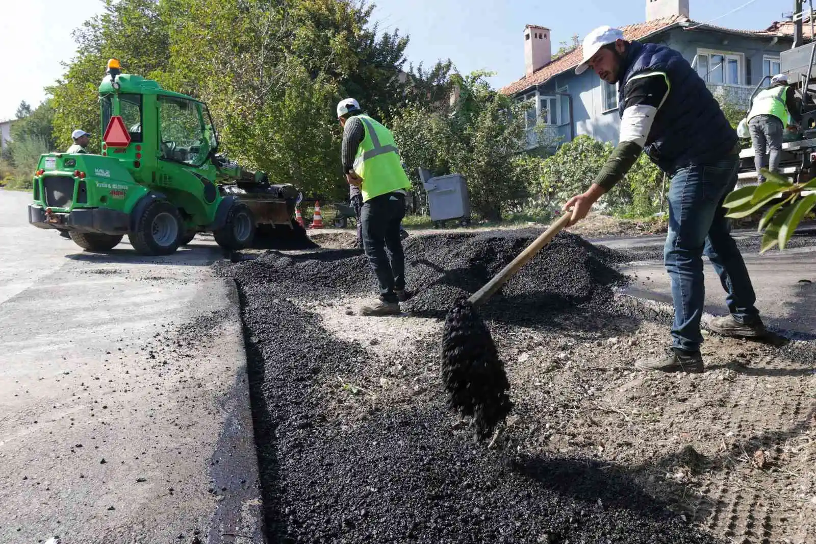 Okmeydanı Mahallesi'nde sıfır asfalt imalat çalışması