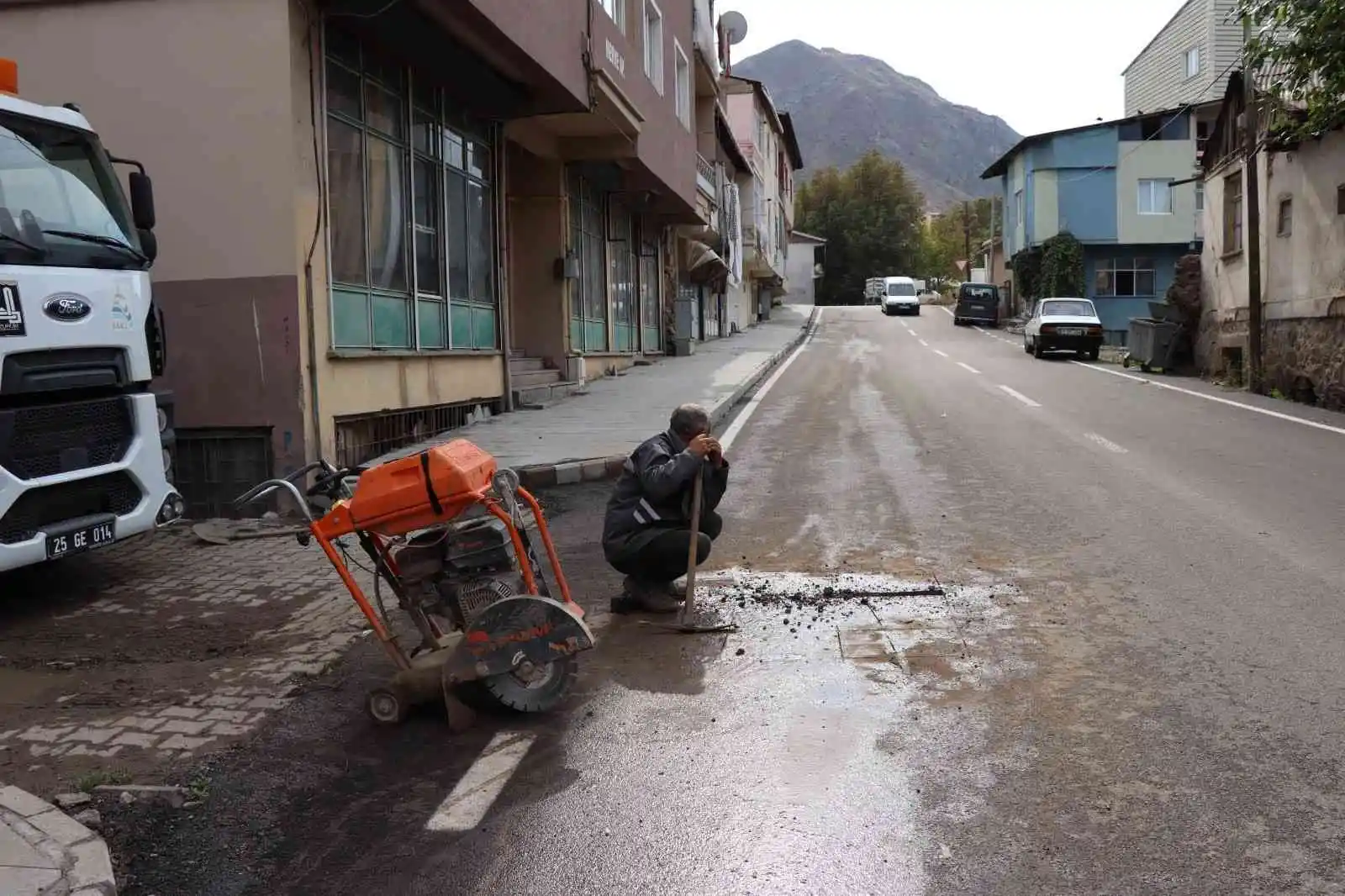 Oltu'da asfaltın sıcağı kurumadan kestiler