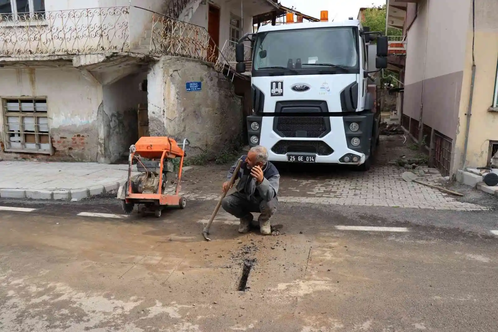 Oltu’da asfaltın sıcağı kurumadan kestiler