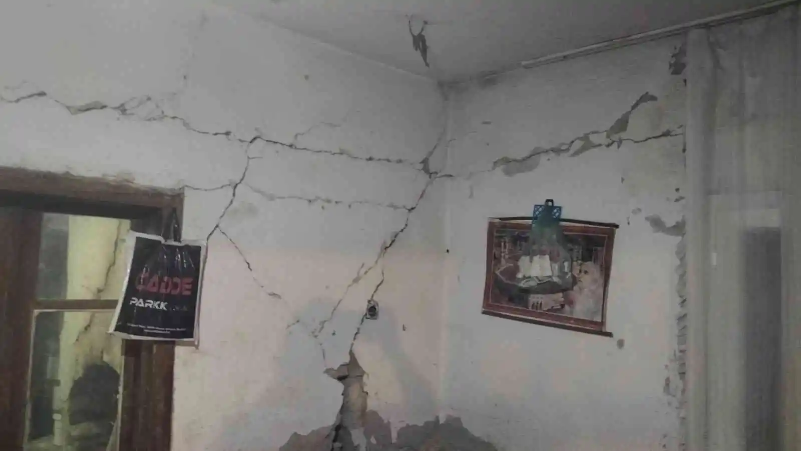 Osmaniye’de evleri ağır hasar gören aile büyük korku yaşadı