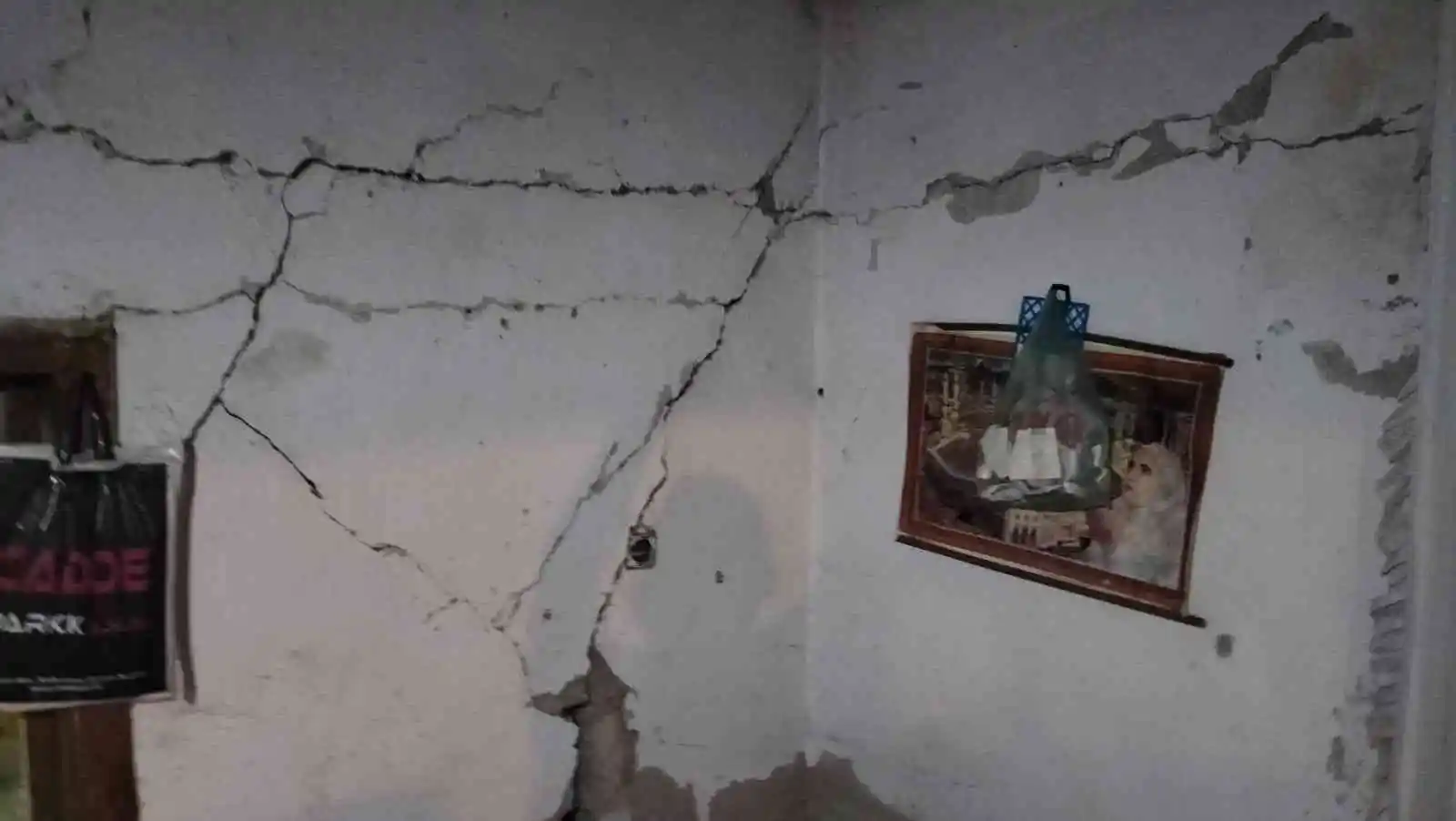 Osmaniye’de evleri ağır hasar gören aile büyük korku yaşadı