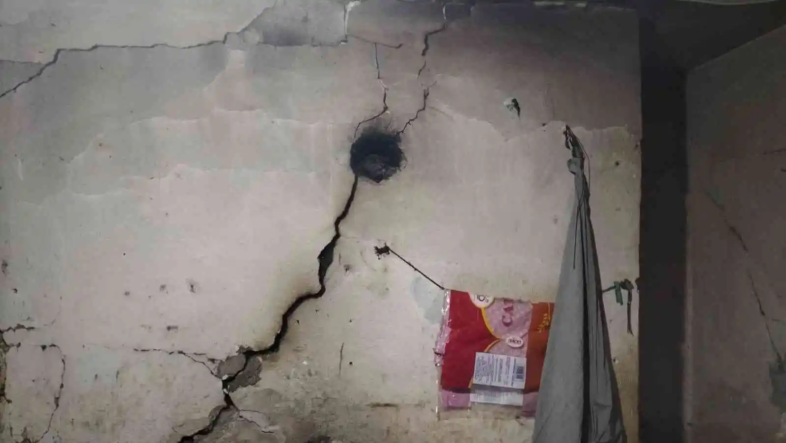 Osmaniye’de evleri ağır hasar gören aile büyük korku yaşadı