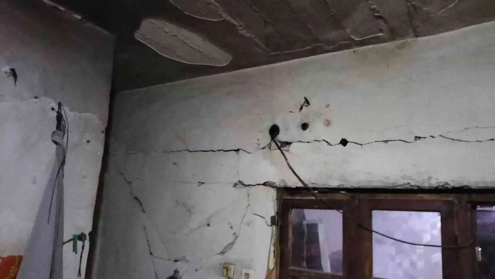 Osmaniye’de evleri ağır hasar gören aile büyük korku yaşadı