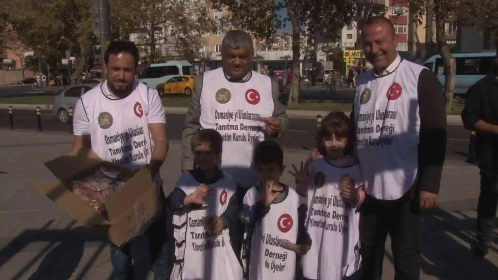 Osmaniye’nin tanıtımı için Kartal’da yer fıstığı dağıtıldı
