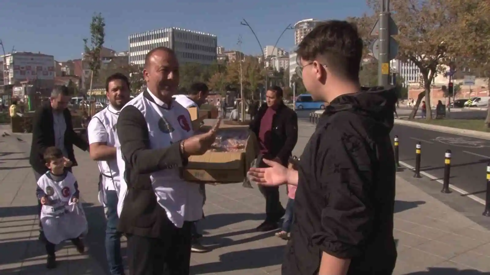 Osmaniye’nin tanıtımı için Kartal’da yer fıstığı dağıtıldı
