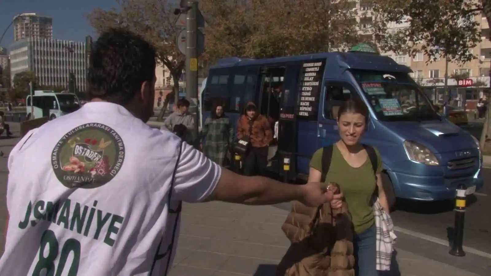 Osmaniye’nin tanıtımı için Kartal’da yer fıstığı dağıtıldı
