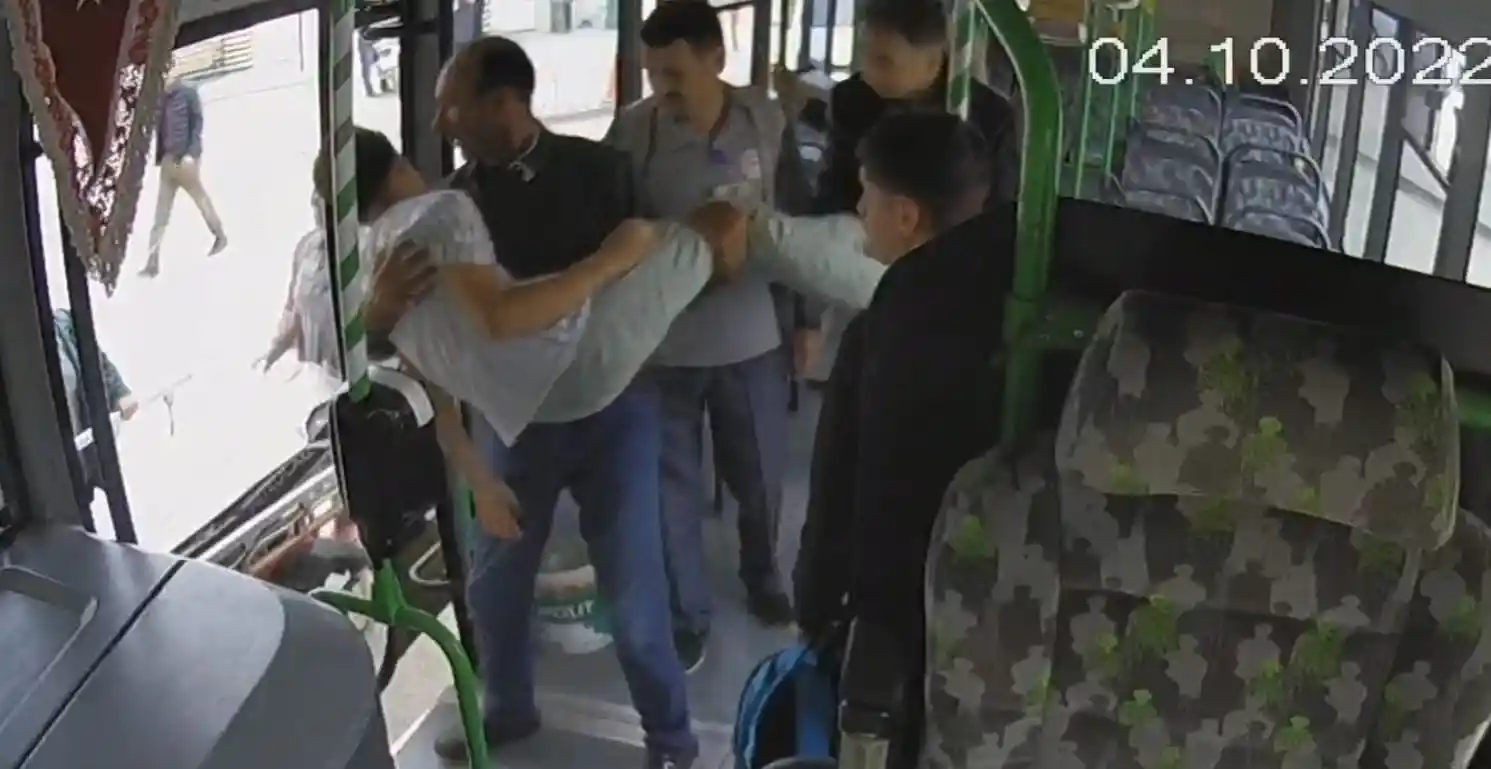Otobüs şoföründen hayat kurtaran hareket...Otobüsü acile çekti