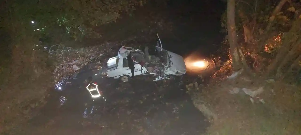 Otomobil dere yatağına uçtu: 1 ölü, 1 yaralı