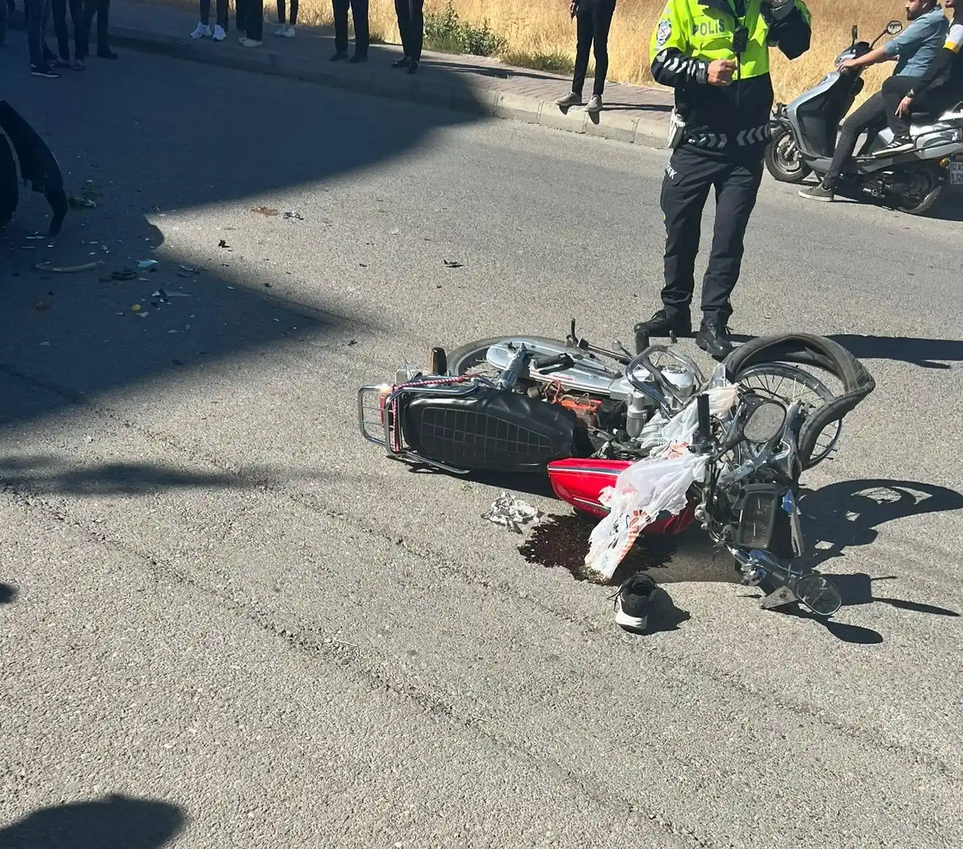Otomobil ile motosiklet çarpıştı: 1 ağır yaralı
