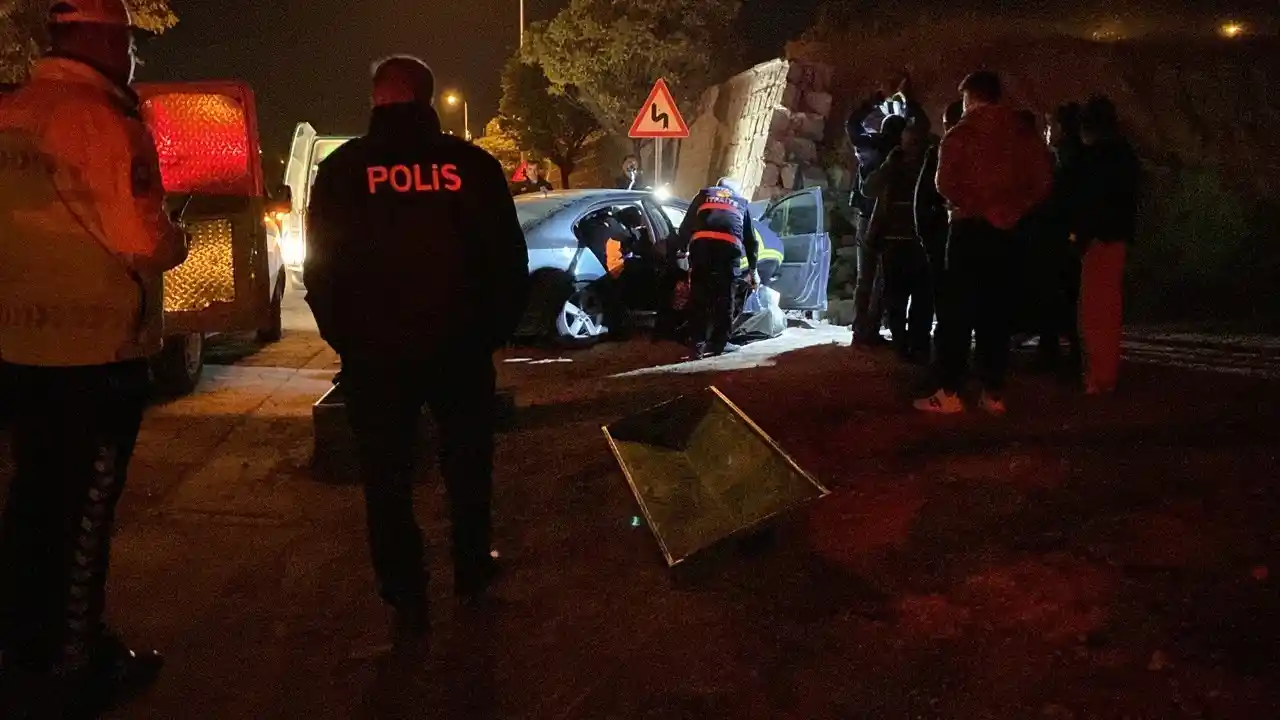 Otomobil istinat duvarına çarptı: 1 ölü, 3 yaralı