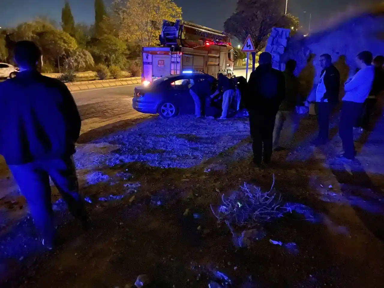 Otomobil istinat duvarına çarptı: 1 ölü, 3 yaralı