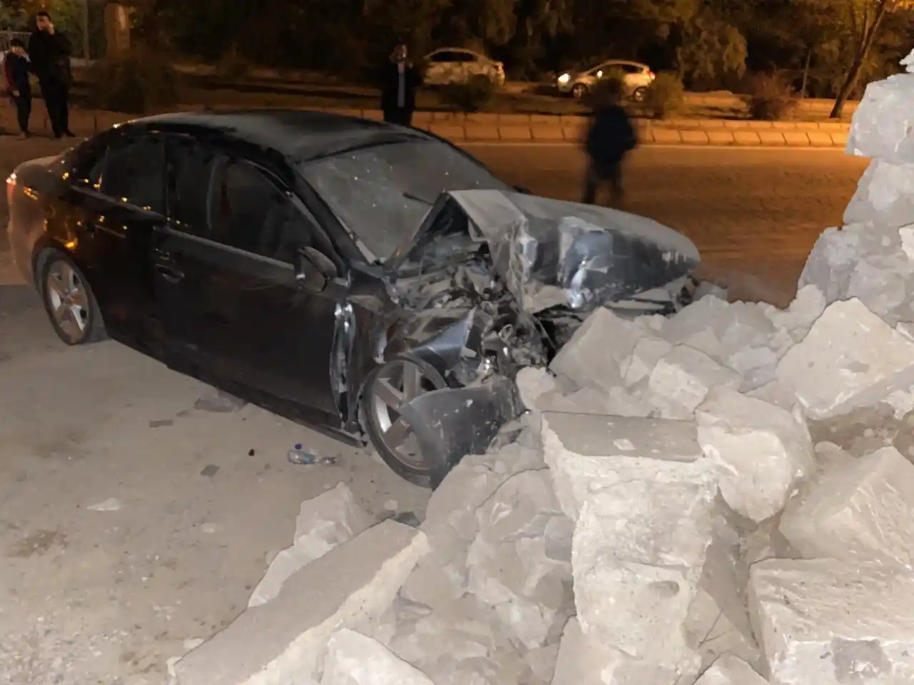 Otomobil istinat duvarına çarptı: 1 ölü, 3 yaralı