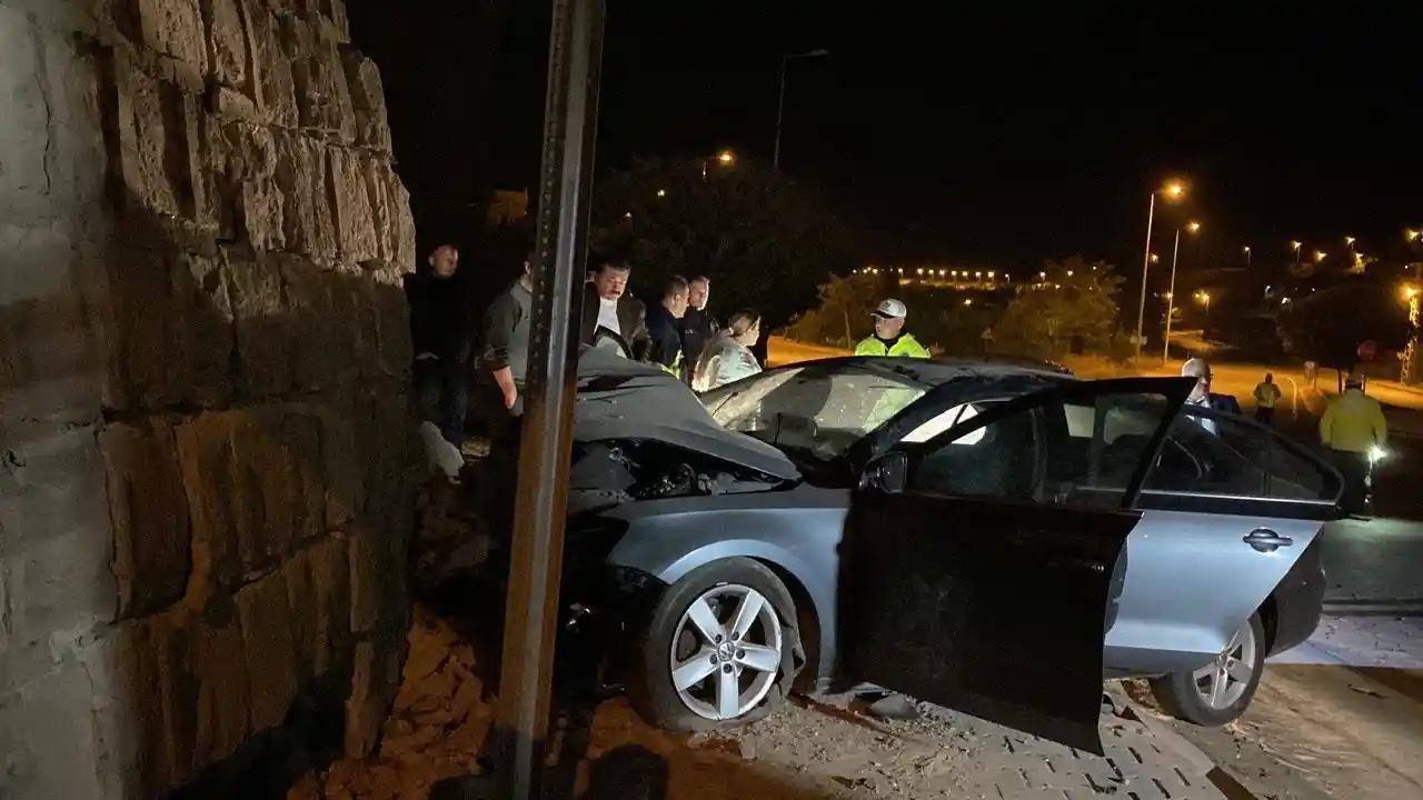 Otomobil istinat duvarına çarptı: 1 ölü, 3 yaralı