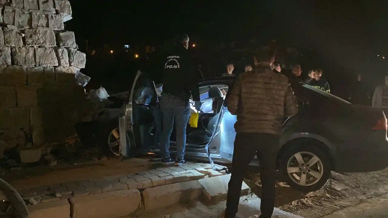 Otomobil istinat duvarına çarptı: 1 ölü, 3 yaralı